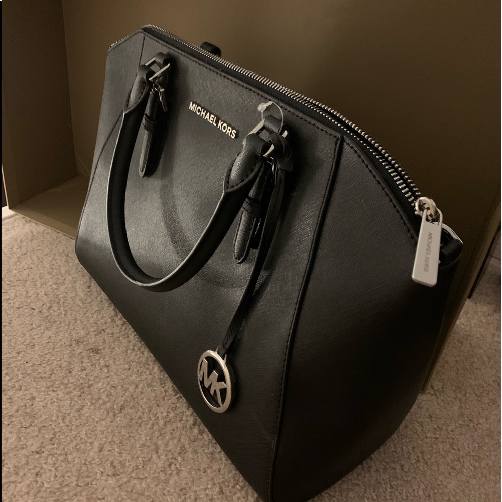 Michael Kors Lg Zip Handbag/Purse/Crossbod Leather